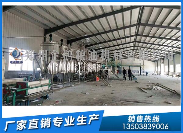 企鵝榨油機:新疆10噸核桃油壓榨生產線安裝進行中(圖1) 精煉油設備